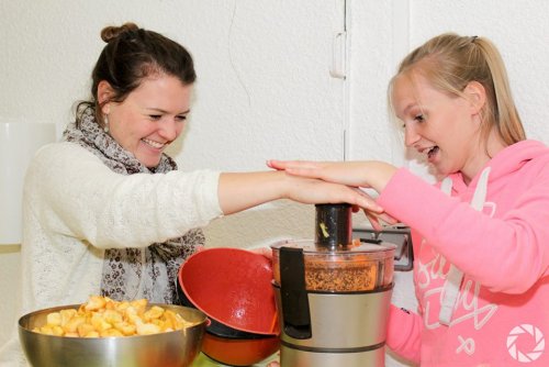 photo de 2 membres de l'asso qui font de la soupe