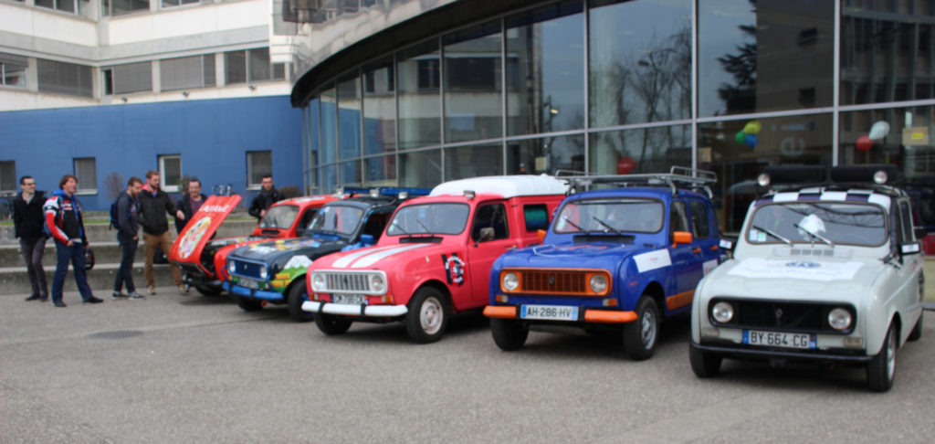 photo les 9 équipes avec leur 4L devant CPE Lyon