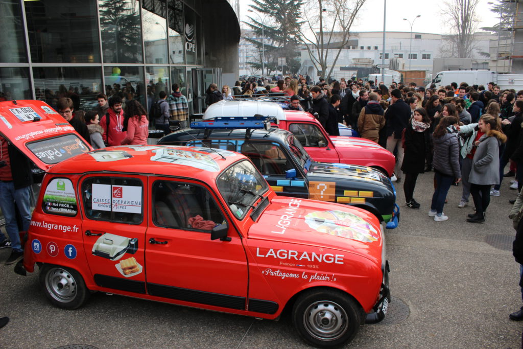 photo des équipes 4L Trophy devant CPE Lyon avec les élèves de CPE Lyon